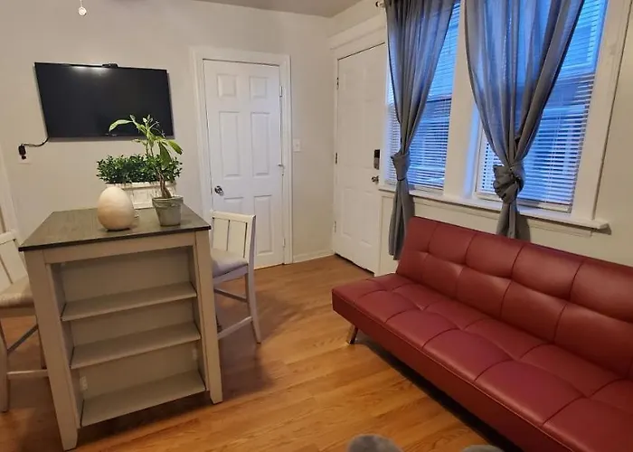 Cozy 1 Bedroom, 1 Min From Irving Park Blue Line, Free Parking Apartment *