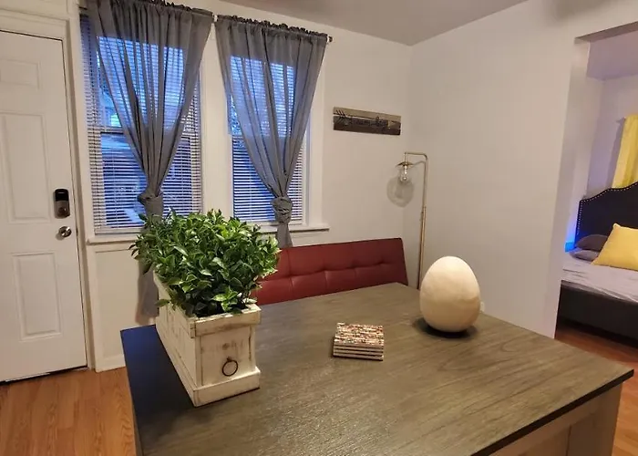 Cozy 1 Bedroom, 1 Min From Irving Park Blue Line, Free Parking Apartment *