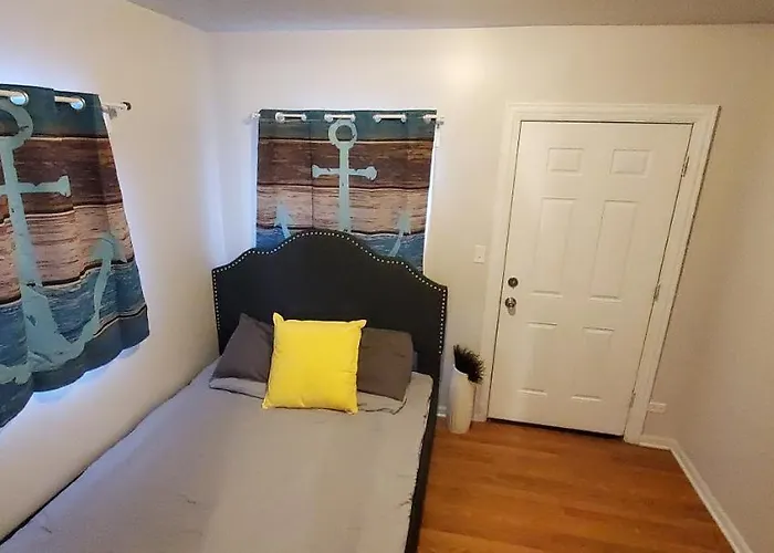 Apartment Cozy 1 Bedroom, 1 Min From Irving Park Blue Line, Free Parking *